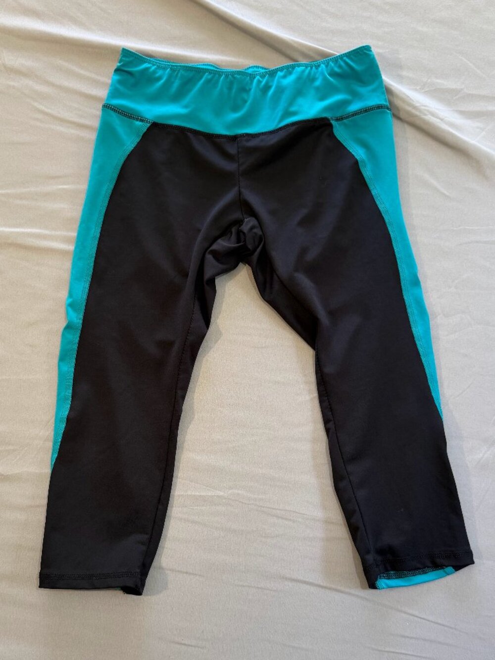 W Sport Women's Capri Leggings Medium Teal and Black (Flaw see pictures)